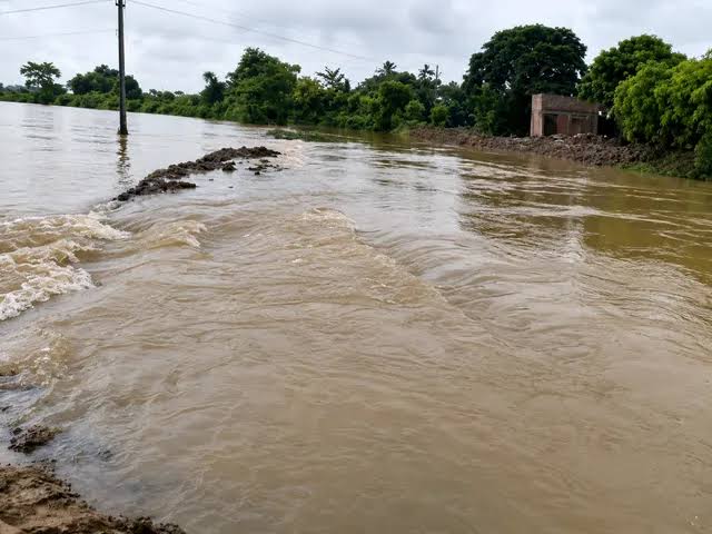 Odisha floods, heavy rainfall Odisha, Baitarani river danger mark, Jajpur flood news, Bhadrak evacuation, Keonjhar communication disruption, Baripada railway track damage